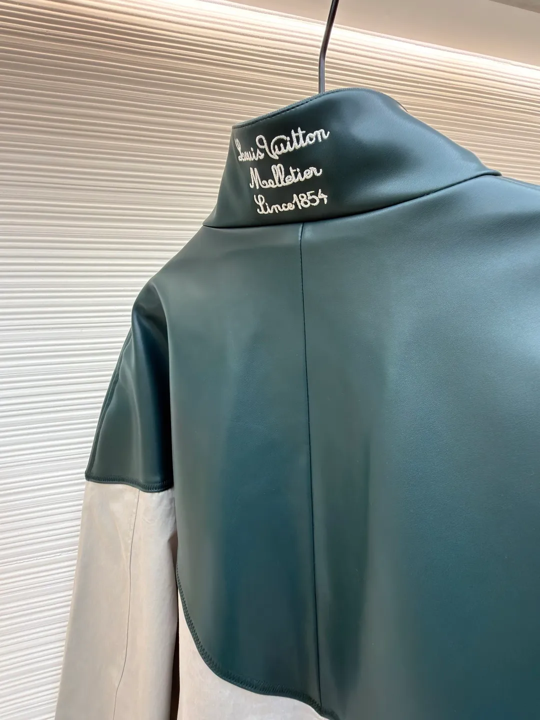LOUIS VUITTON color-blocked sports long-sleeved jacket ●Original version: purchased and developed by 35590 ●Item number: 1681459-B80 ●Fabric: leather fabric ●Technology: intarsia production ●Color: gray-green splicing ●Version: fitted version ●Weight: about 800 grams ●Size: 46-48-50-52 ●Description: This jacket is made of high-quality genuine leather fabric. After special treatment, it feels soft and has a delicate luster. The contrasting color splicing design presents a fashionable layering. The stand-up collar structure is paired with a brand-customized metal zipper, and the zipper head is decorated with exquisite and luxurious pearls. The "LV" logo on the chest adopts three-dimensional leather embossing technology, with precise edge routing, strong three-dimensional effect and high recognition. The zipper pockets on both sides of the body are reinforced and sewn, which is practical and enhances the design. The splicing uses professional leather sewing technology, the stitch length is fine and even, and the ribbed design of the hem and cuffs fits the body shape. From the selection of genuine leather fabrics to the control of detailed craftsmanship, every process reflects LOUIS VUITTON's ultimate pursuit of craftsmanship precision and luxury style. It not only shows the high-end texture of leather items, but also highlights the brand design language through contrasting colors and three-dimensional logos. It is a fusion of leather craftsmanship and fashion design. The overall wiring is straight and delicate, the fabric is comfortable and soft, and the color is consistent without color difference. It can be matched with the same style to create a fashionable look and control various occasions. Customized accessories, complete with three standards, same style for men and women!